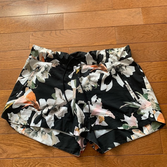 🌸ATHLETA PAPER FLOWERS PRINTED HUDSON SHORTIE-12🌸 - Picture 2 of 12